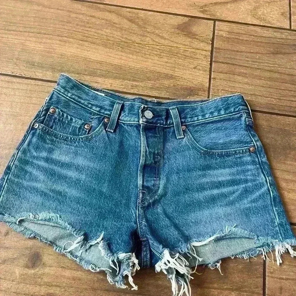 Levi’s 501 cut off shorts medium wash size 27 - Picture 3 of 5